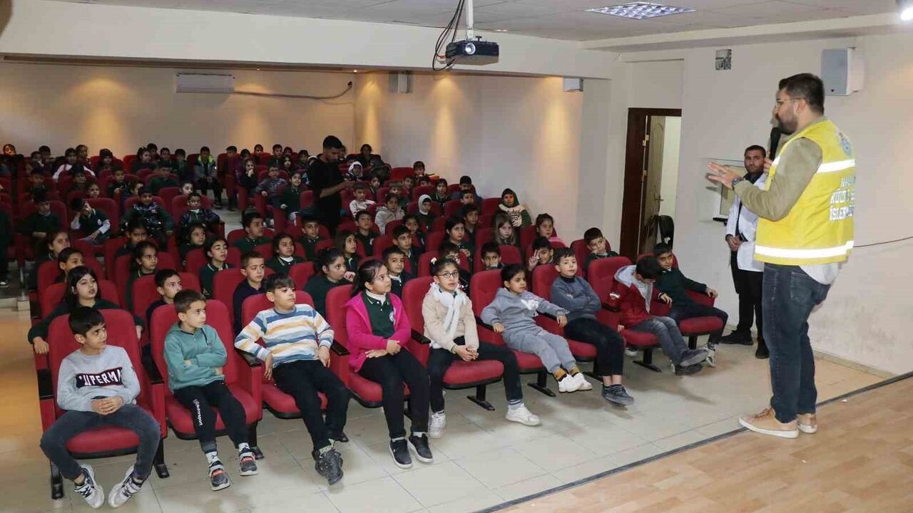 Haliliye Belediyesi okullarda bilinç eğitimi veriyor: Akran zorbalığı, beslenme, hijyen ve teknoloji kullanımı