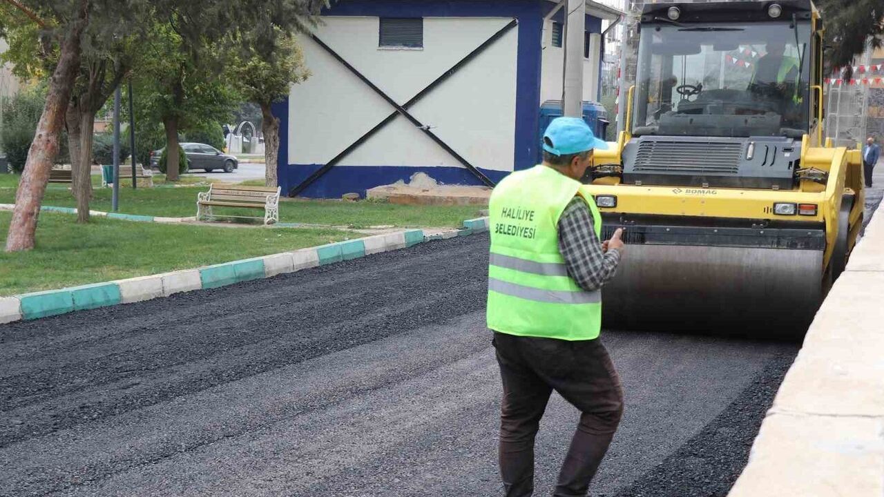 Haliliye'de Veysel Karani Mahallesi'nde Yol Yenileme ve Asfalt Çalışması