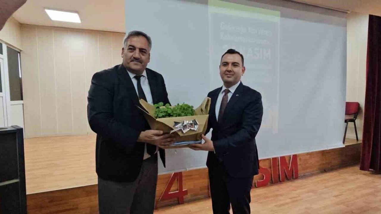 Hasköy'de Kaymakam İsmail Güney'e geçen yıl verdiği çiçeğin büyümüş hali hediye edildi