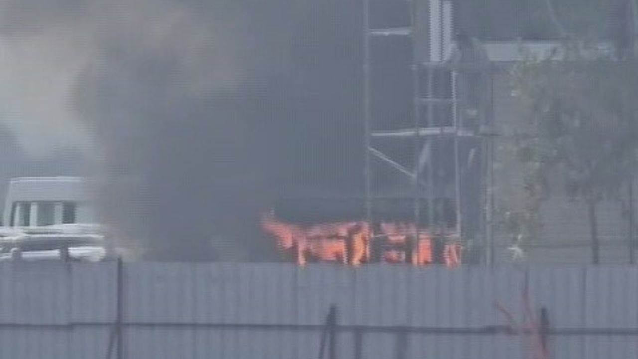 Hatay Antakya’da Taksi Kulübesi Yandı; Geride Hurda Yığını Kaldı