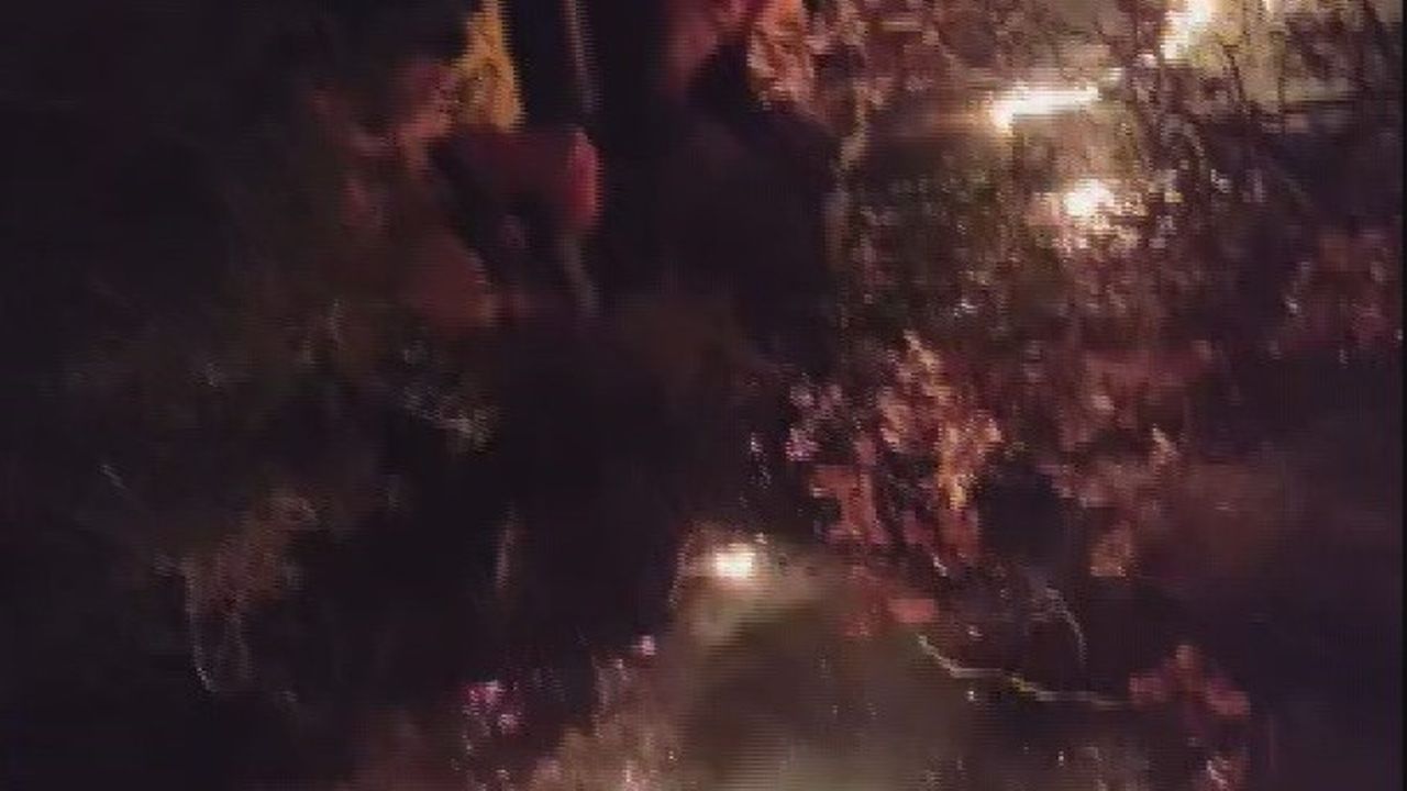 Hatay Arsuz’da yıldırım düşmesi sonucu çıkan orman yangınına 11 saattir müdahale sürüyor