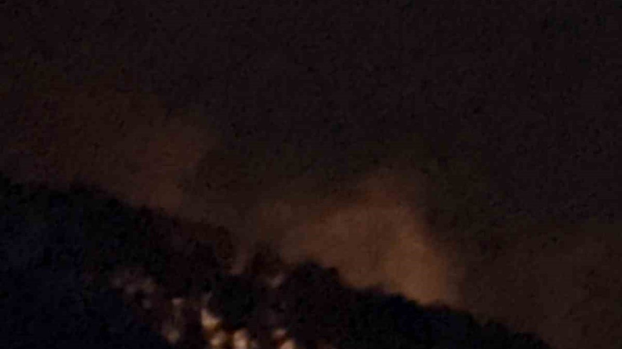 Hatay Arsuz'da yıldırım düşmesi sonucu orman yangını — ekiplerin müdahalesi sürüyor