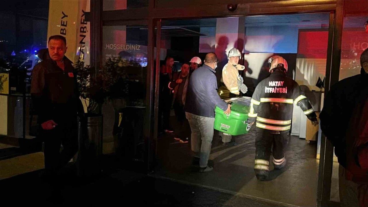 Hatay Belen'de oto galeride çıkan yangında 2 kişi yaşamını yitirdi, 27 kişi kurtarıldı