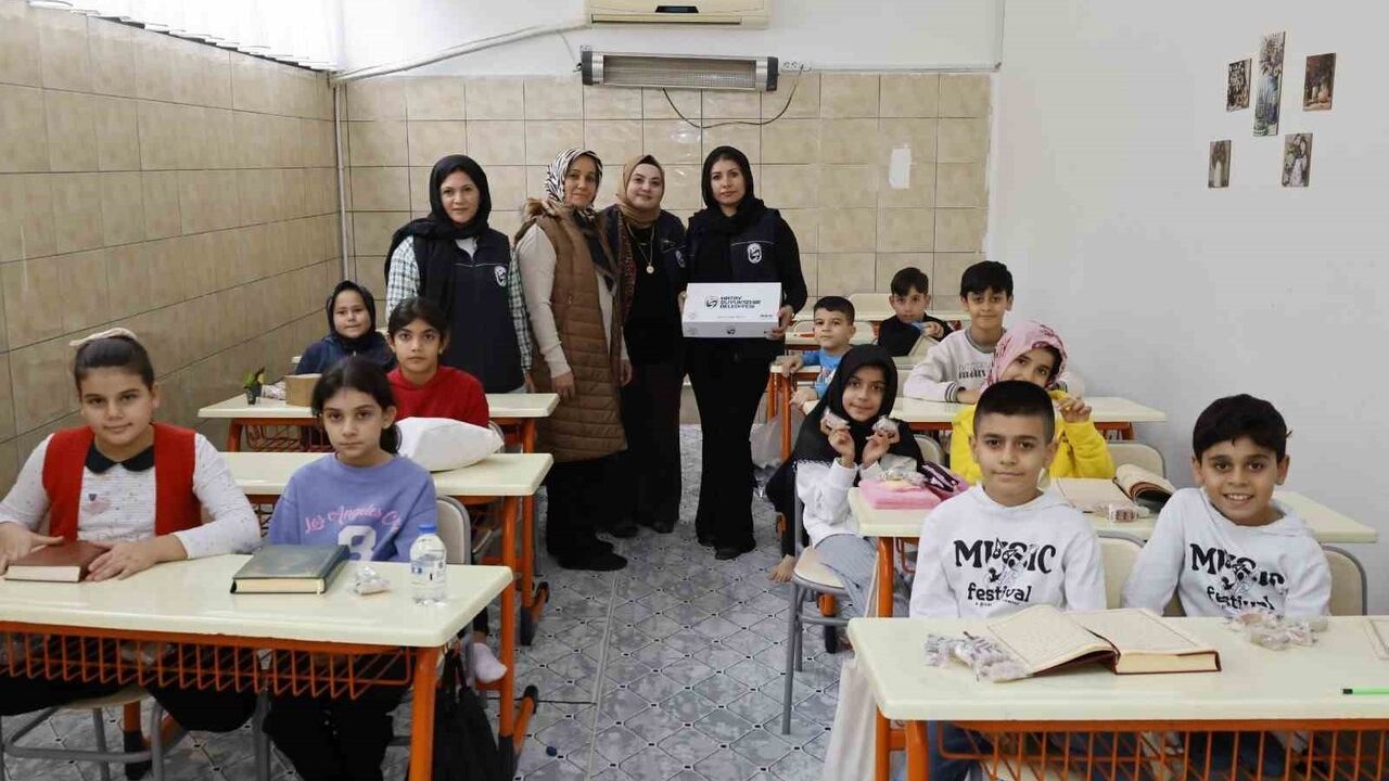 Hatay Büyükşehir Belediyesi, 24 Kasım’da 6 Şubat’ta yaşamını yitiren öğretmenler için mevlid ve ziyaret düzenledi