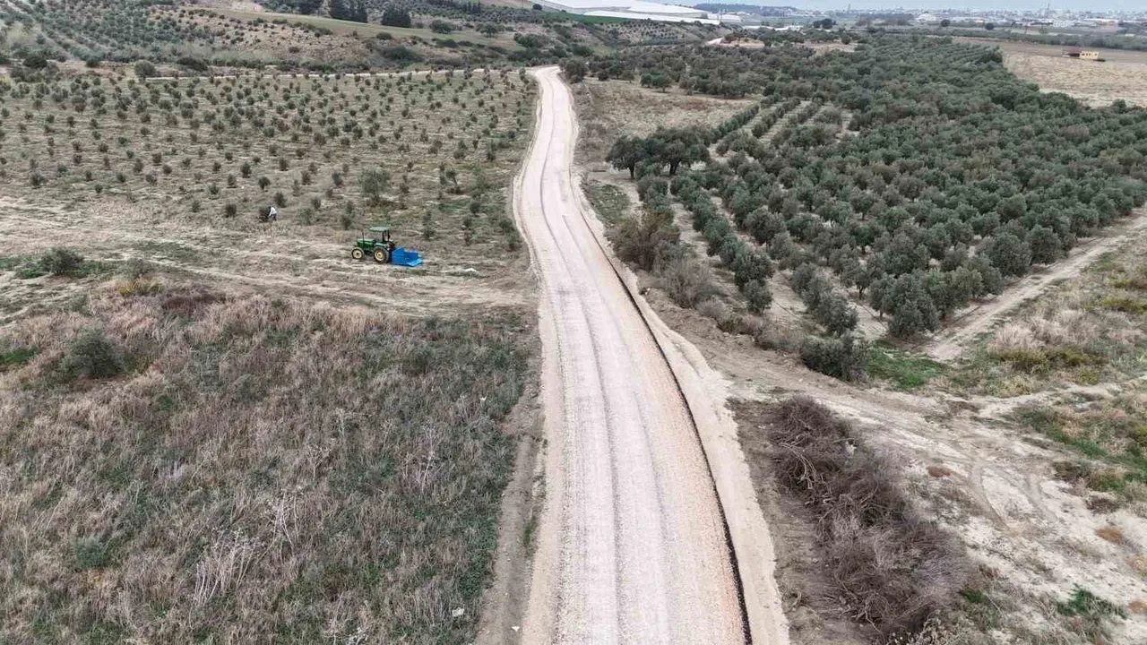 Hatay Büyükşehir Belediyesi, Arsuz Karahüseyinli'de 6 kilometrelik yolu sathi kaplamayla yeniledi