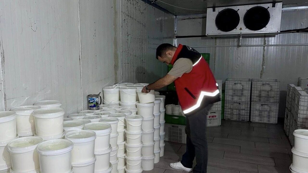Hatay'da 2 bin 70 kg yoğurt ve 297 kg peynir imha edildi