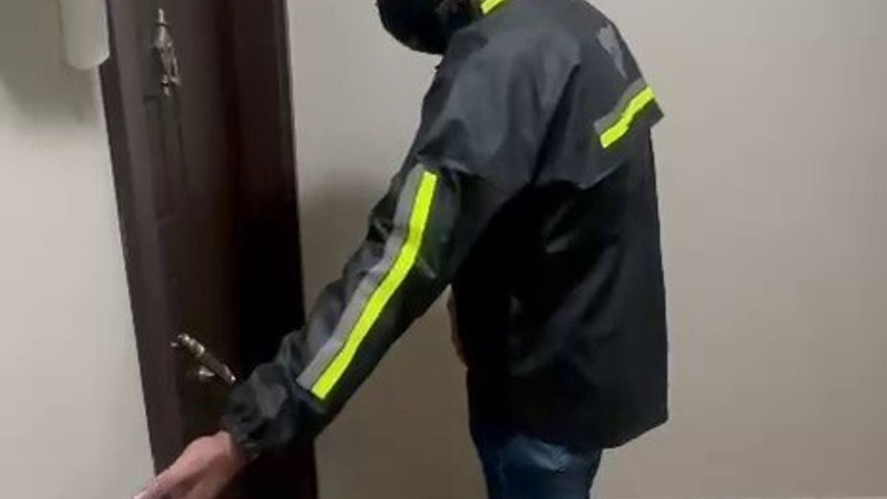 Hatay'da 77 yıl hapisle aranan firari, kurye kılığına giren polisin 'Yemek siparişi getirdim' sözleriyle yakalandı