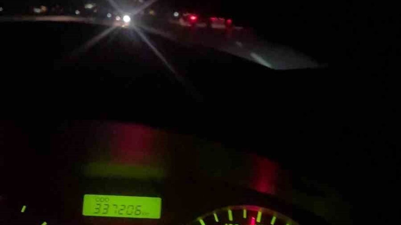 Hatay’da Antakya Havaalanı Yolunda İki Hafriyat Kamyonunun Trafikte 100 km/s Yarışı Kamerada