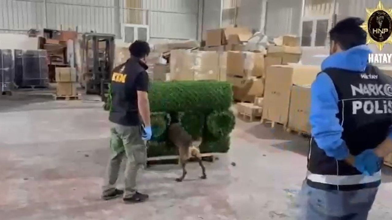 Hatay'da bahçe çitindeki suni çimlere gizlenmiş 306 bin captagon ele geçirildi