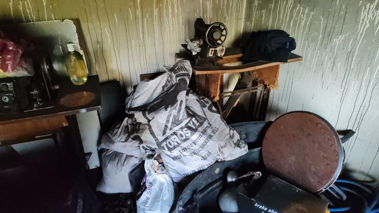 Hatay'da buzdolabı kablosundan çıkan yangında anne ve oğlu pencereden atlayarak kurtuldu