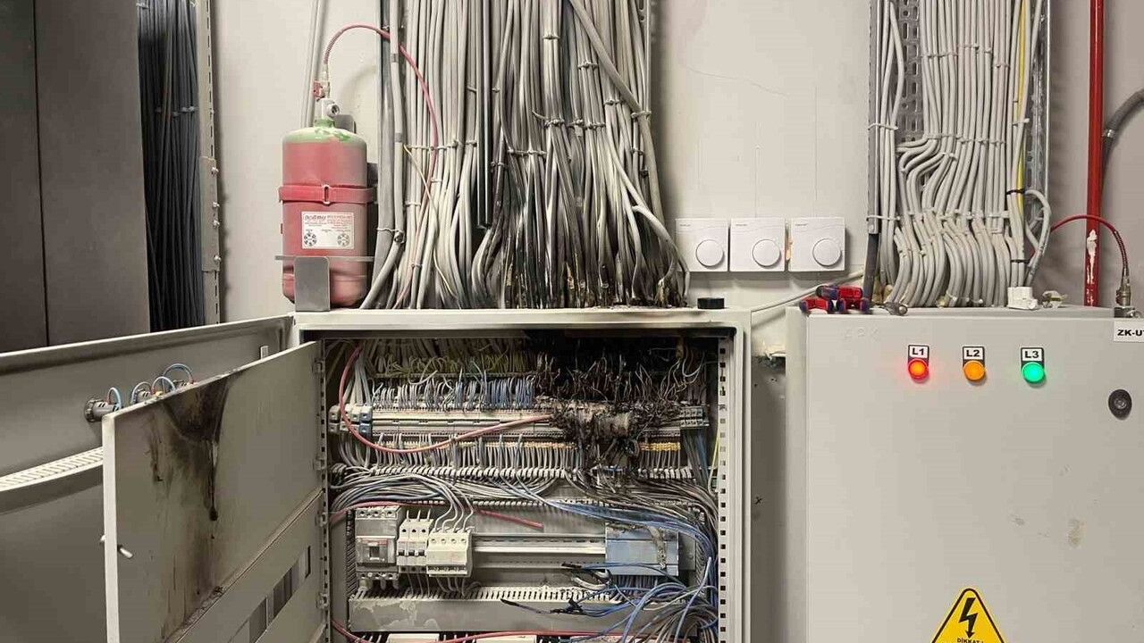 Hatay'da Defne Devlet Hastanesi'nde elektrik panosunda çıkan yangın söndürüldü, hastalar tahliye edildi