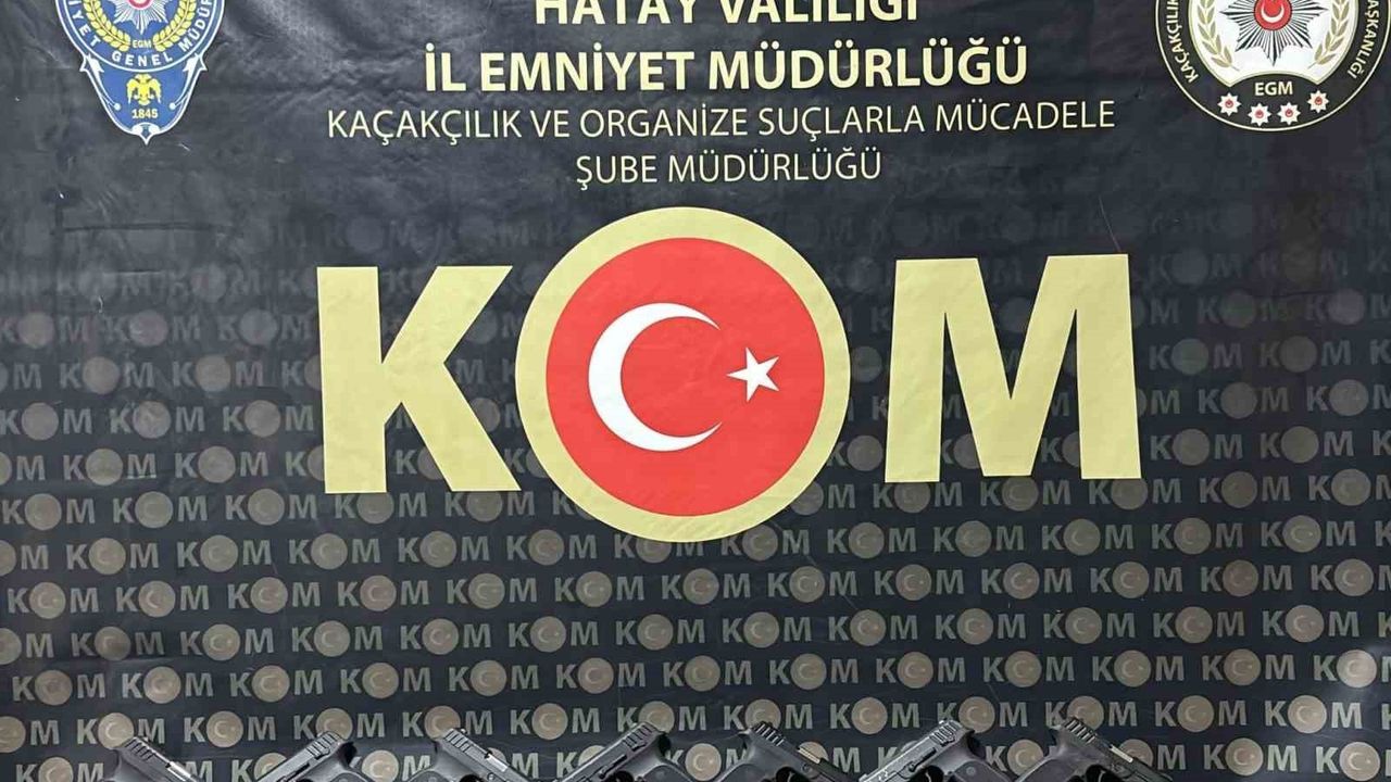 Hatay’da Defne uygulama noktasında araçta çuval içinde 10 ruhsatsız tabanca ele geçirildi