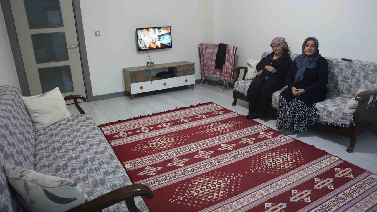 Hatay'da depremzede Gülfidan Çatlak yeni evinin önünü sebze bahçesine dönüştürdü