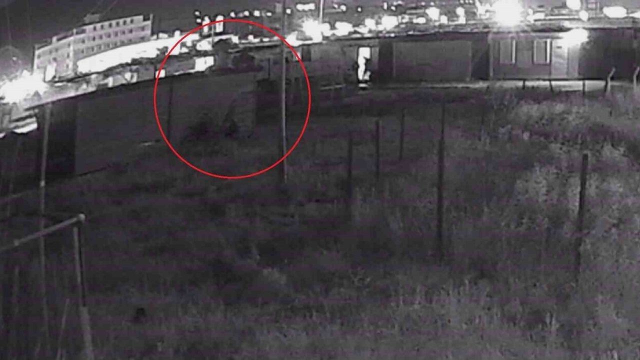 Hatay’da depremzede öğrencilerin kütüphanesine iki klima hırsızlığı; dernek kapıya "Lütfen Çalma" notu astı