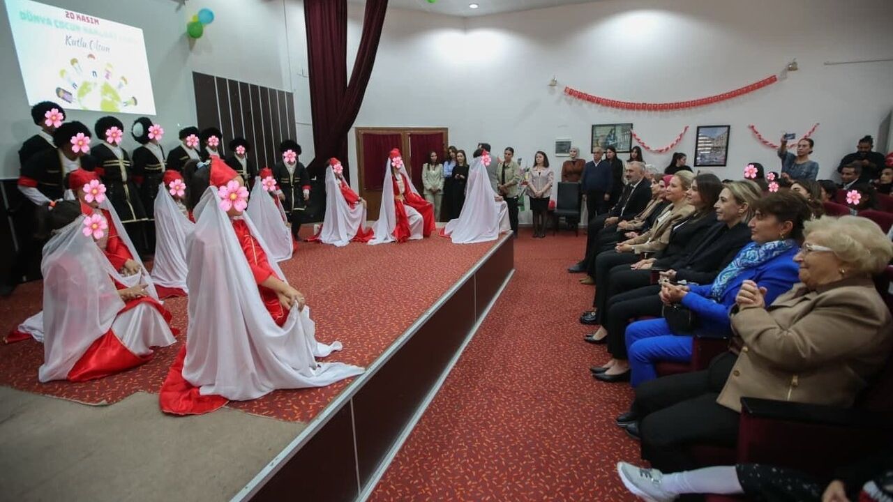 Hatay'da Dünya Çocuk Hakları Günü Etkinliği: Çocuklar Şiir, Dans ve Oyunlarla Eğlendi