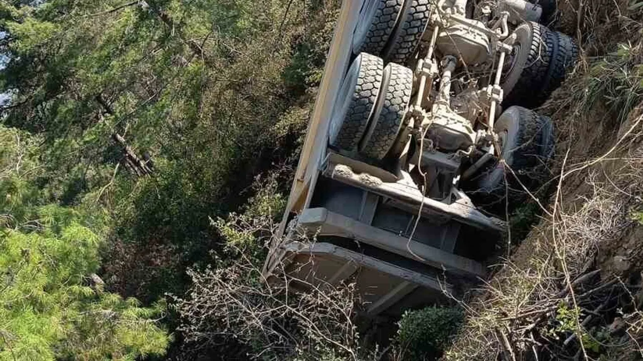 Hatay'da hafriyat kamyonu toprak yolda uçuruma devrildi; sürücü yaralandı