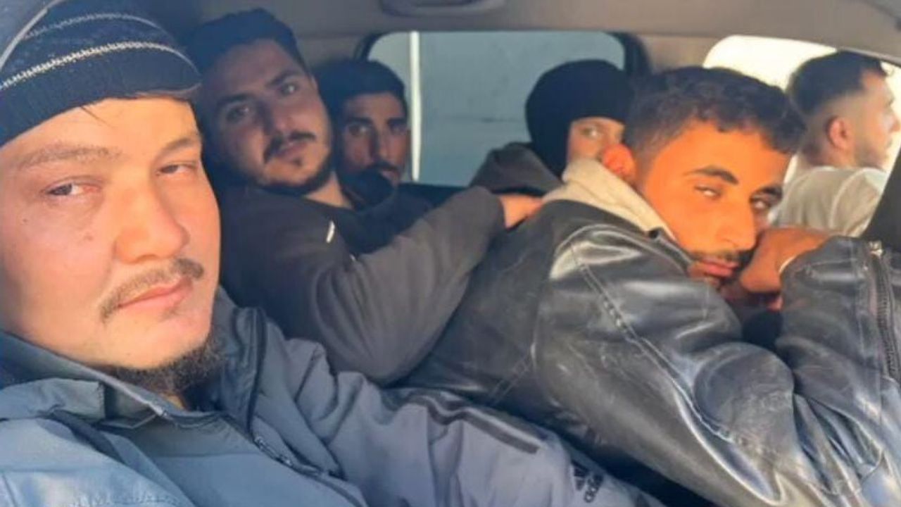 Hatay'da iki araçta bagaj dahil 12 kaçak göçmen yakalandı; 3 organizatör tutuklandı
