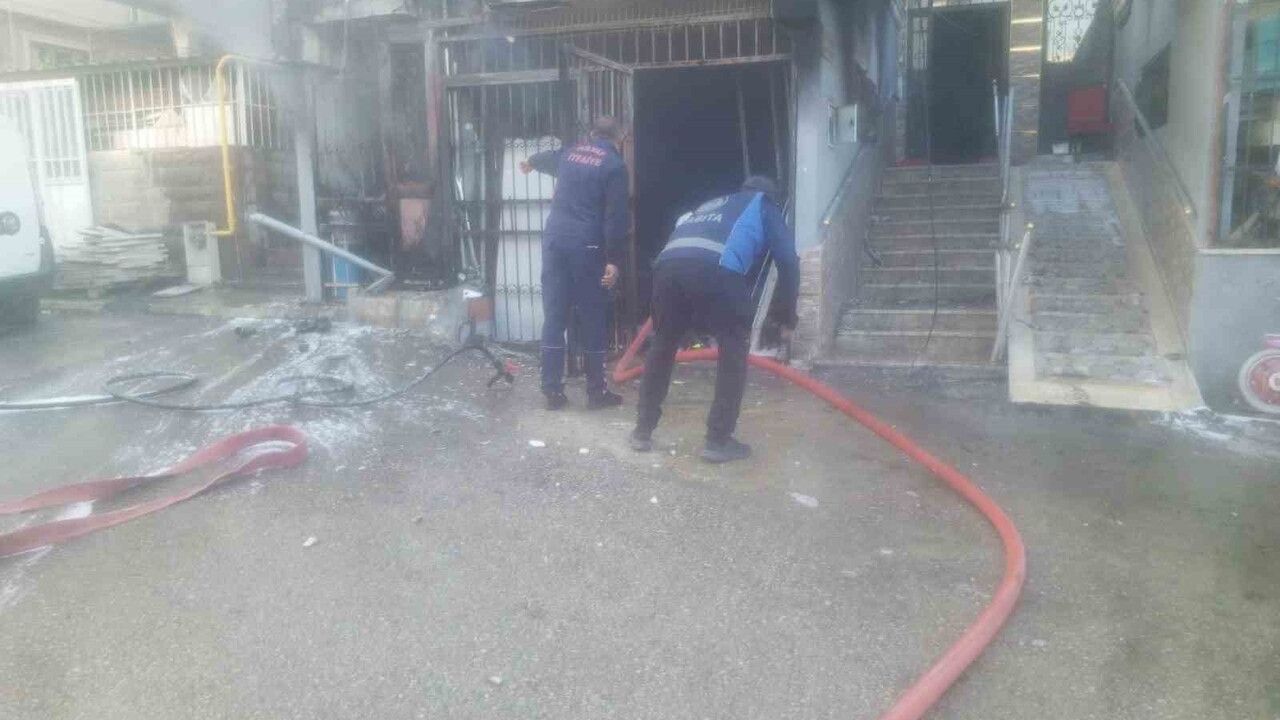 Hatay'da iş yerinde çıkan yangın üst kattaki daireyi kullanılamaz hale getirdi