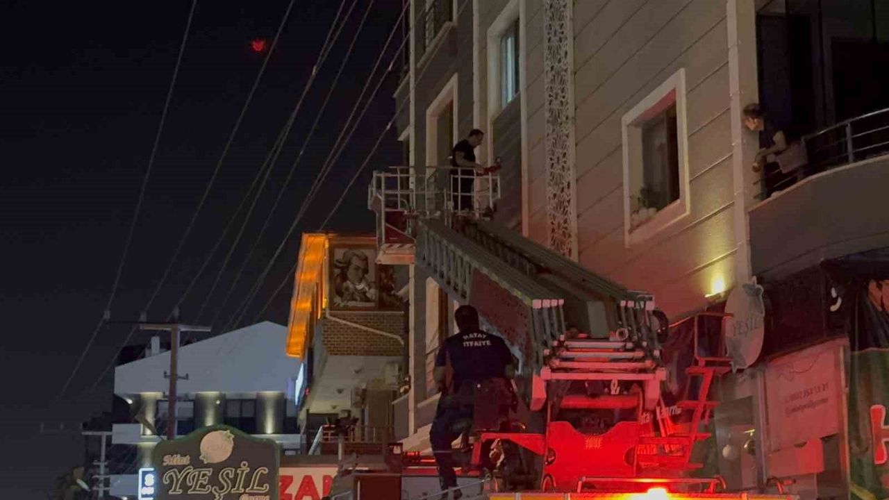 Hatay'da kapı kapanan evde mahsur kalan 1 yaşındaki bebek itfaiye tarafından kurtarıldı