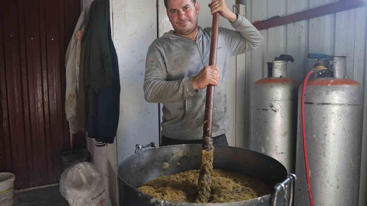 Hatay’da kara kazanla üretilen zeytinyağlı defne sabunu Türkiye genelinde talep görüyor