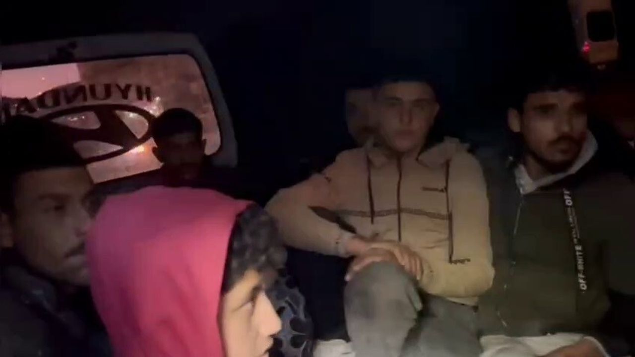 Hatay'da minibüs bagajında 9 göçmen yakalandı; organizatör mahkemece tutuklandı