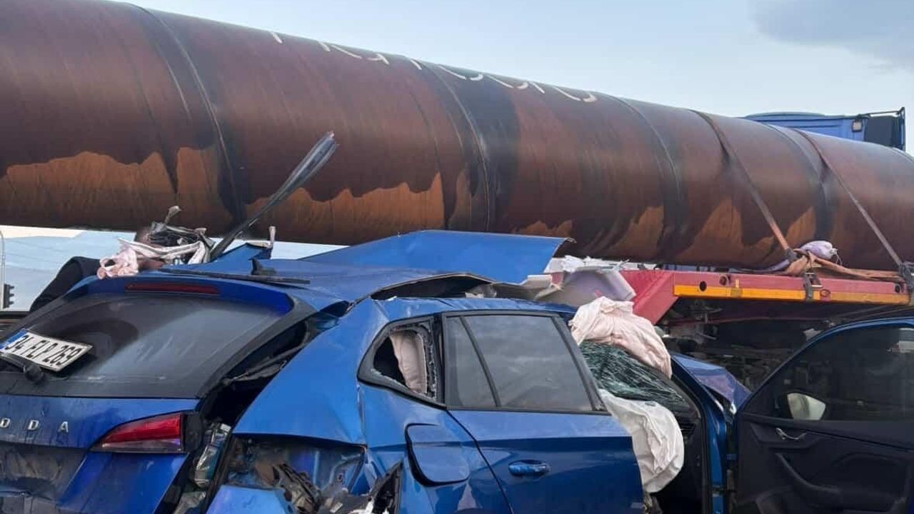 Hatay'da otomobil ile demir boru yüklü tır çarpıştı: 2 yaralı