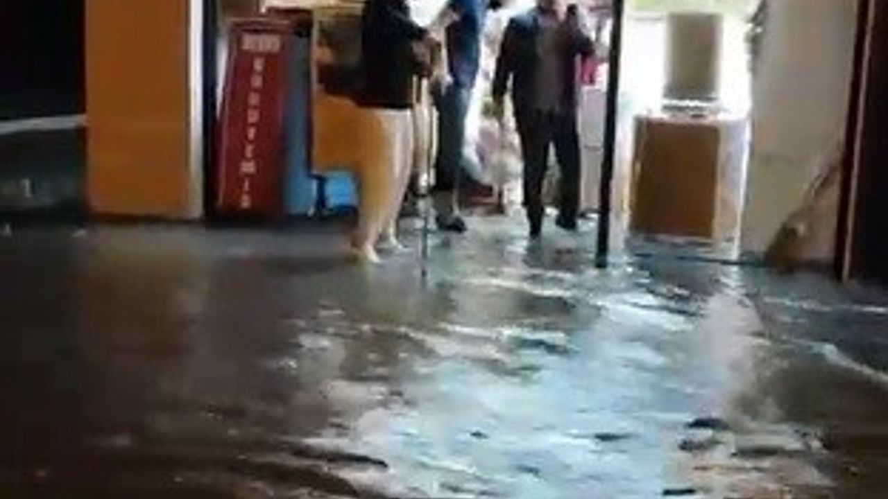 Hatay’da sağanak yağış: İskenderun ve Dörtyol’da caddeler göle döndü