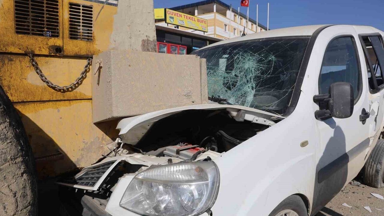 Hatay'da sağdan geçme girişimi zincirleme kazaya neden oldu: 2 araç ve iş makinesi hasar gördü