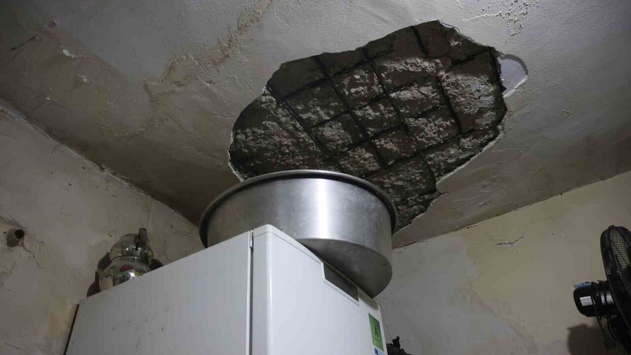 Hatay’da tek odalı evde yaşayan engelli Meryem’in hayali: Mavi ve temiz bir oda