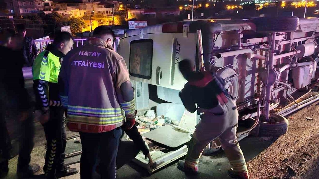 Hatay’da trafik kazası: Antakya çevreyolunda minibüs ile otomobil çarpıştı — 11 yaralı