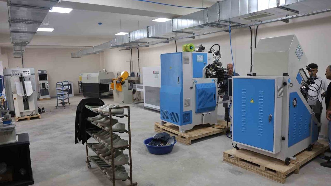 Hatay'da UNDP ile Romanya ve İsveç destekli Ayakkabı Ortak İmalat ve Eğitim Merkezi açıldı