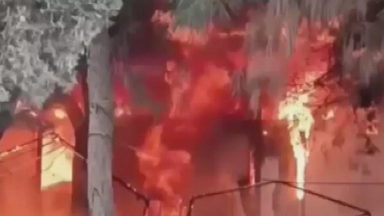 Hatay Defne'de çadır yangını prefabrik ofise sıçradı; kundaklama görüntüleri ortaya çıktı