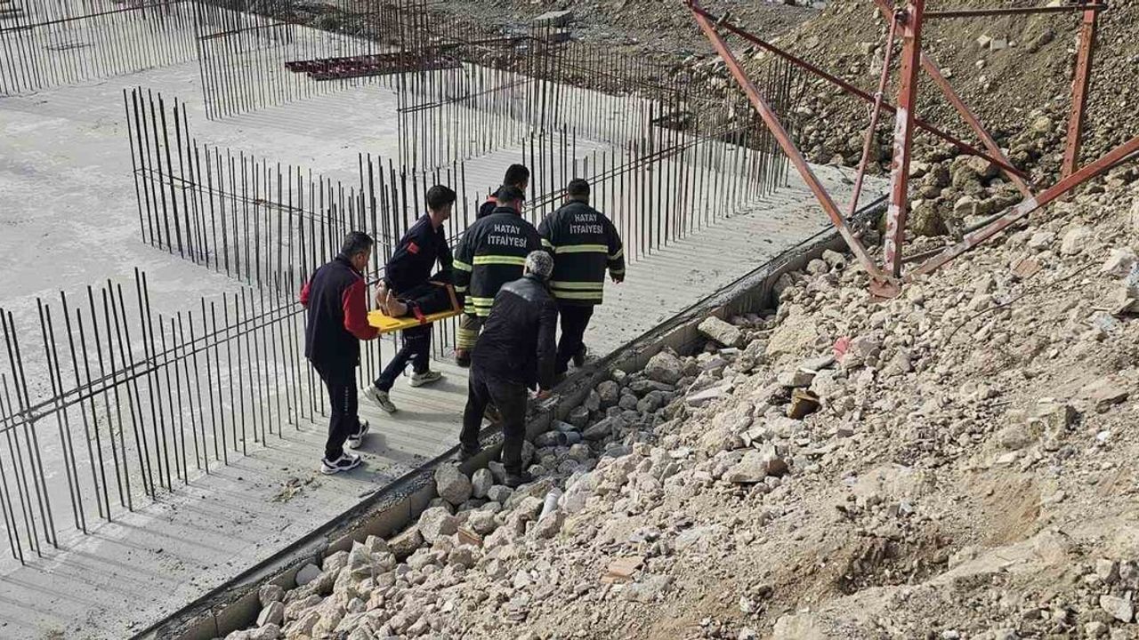 Hatay Defne'de inşaat temeline düşen kişi itfaiye ekiplerince kurtarıldı