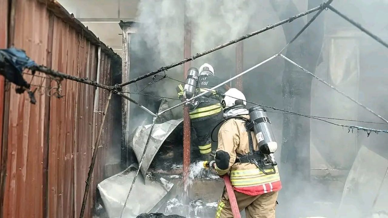 Hatay Defne'de sendika ofisinde prefabrik yapı yandı, yapı kullanılamaz hale geldi