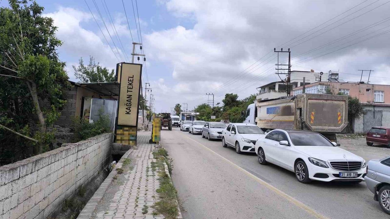 Hatay Dörtyol'da motosiklet, dönüş yapan otomobile çarptı — kaza güvenlik kamerasında