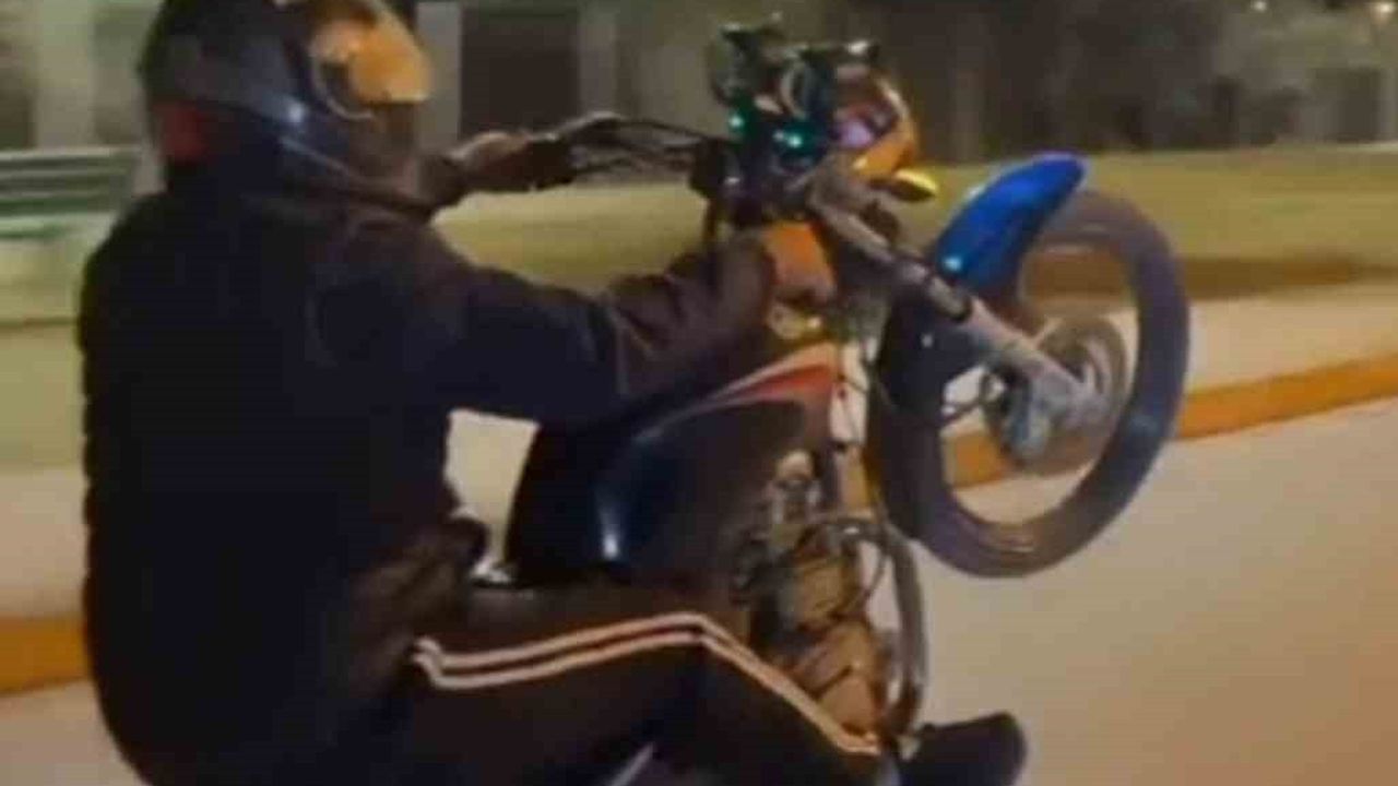 Hatay İskenderun'da motosiklet akrobasi şovu: Z.Ş.'ye 15 bin 112 TL ceza, sürücü belgesi daimi iptal