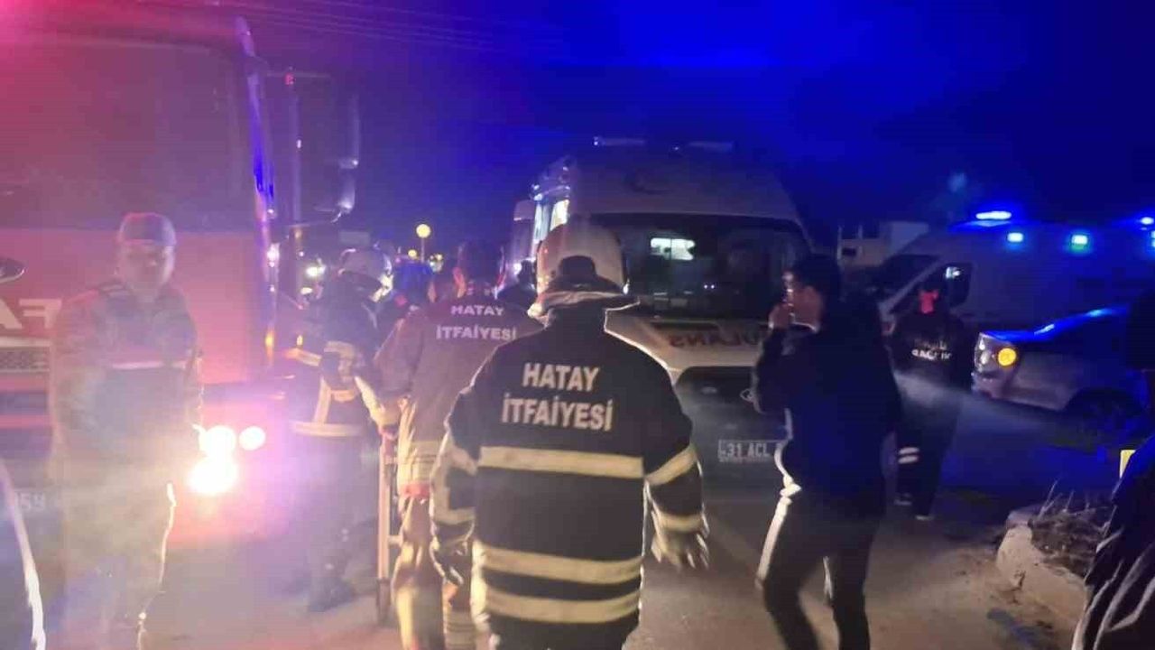 Hatay Kırıkhan'da İki Otomobil Çarpıştı: 4 Kişi Yaralandı