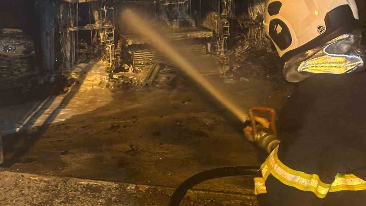 Hatay Reyhanlı'da Park Halindeki BMW Alev Aldı, Araç Kullanılamaz Hale Geldi