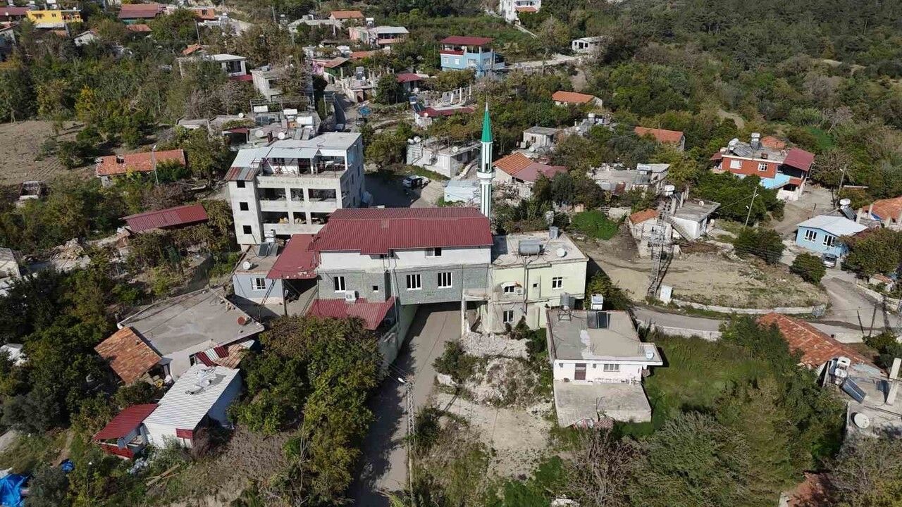 Hatay Üzengili Köyü'nde Yol Üzerine İnşa Edilen Cami: Altından 6 Metre Genişliğinde Yol Geçiyor