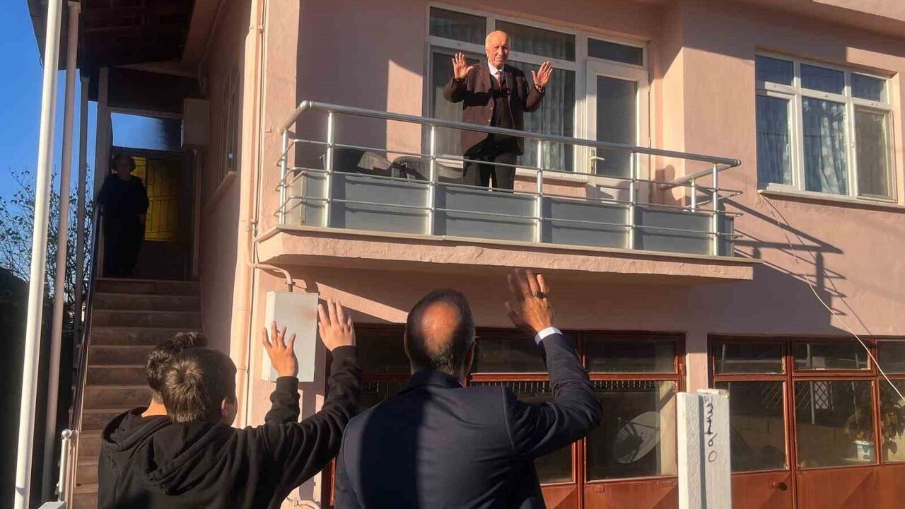 Hayrabolu'da Öğrenciler Emekli Öğretmen Mustafa Koç'u Ziyaret Ederek Duygulandırdı