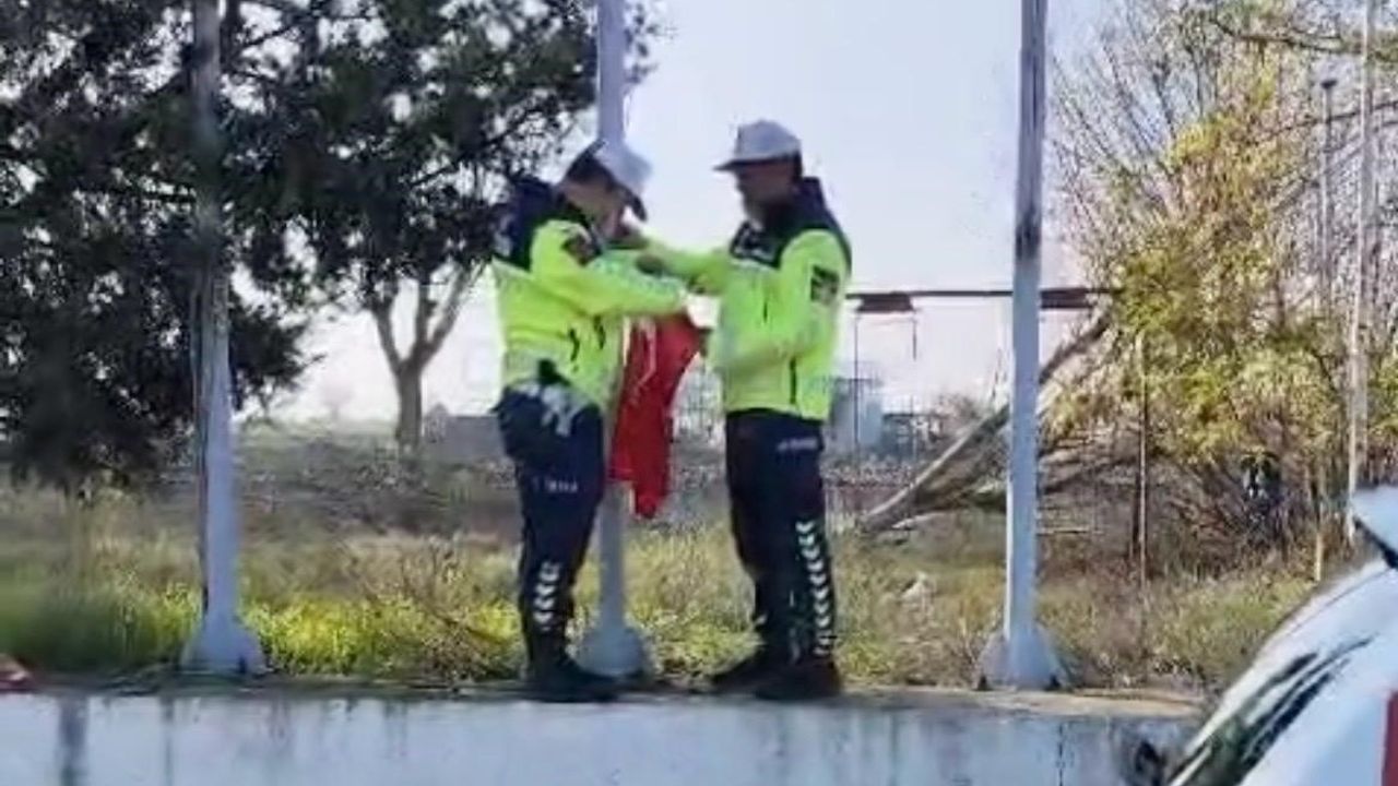 Hayrabolu Jandarması'nın bayrak hassasiyeti: Yıpranan bayrak yenisiyle değiştirildi