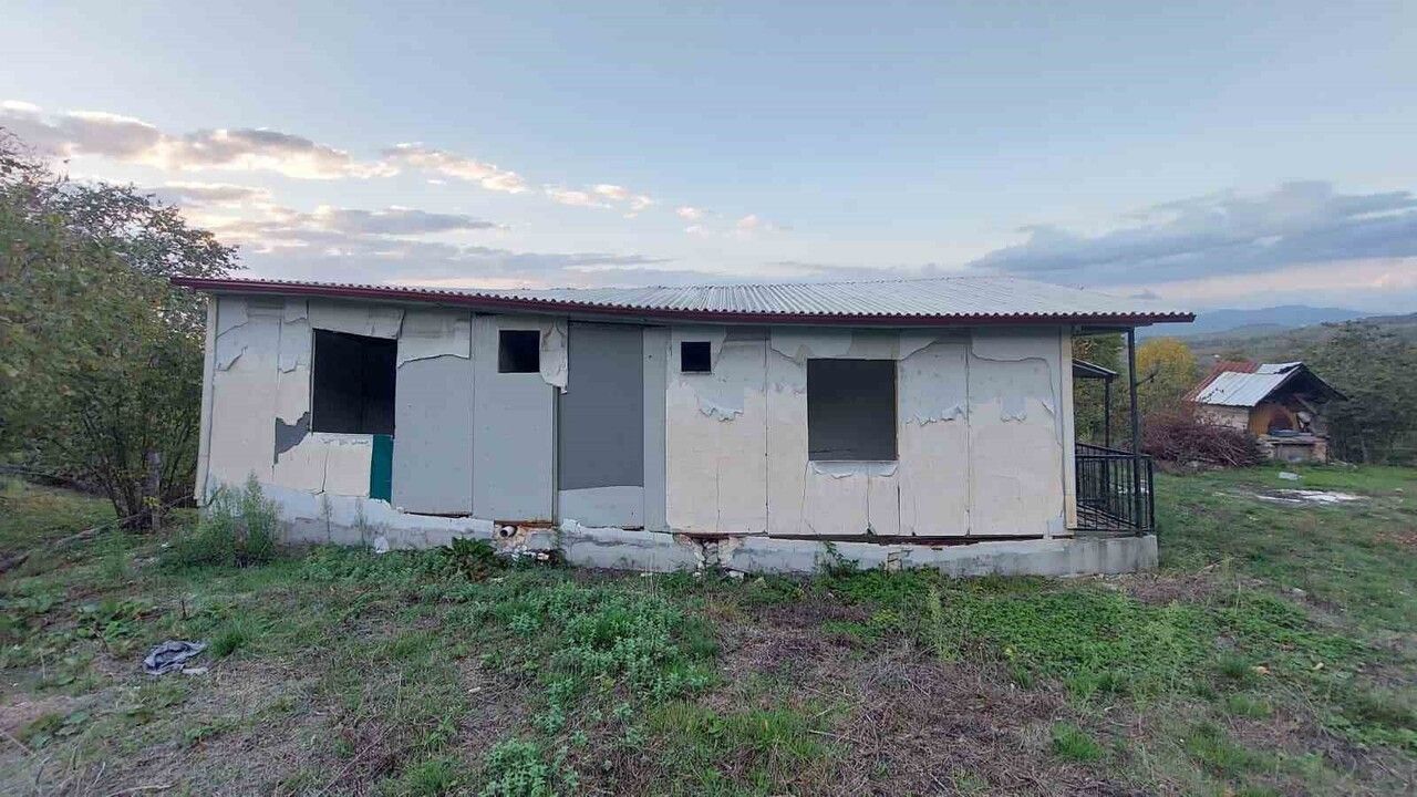 Hendek'te Bakacak Mahallesi taş ocağı kaynaklı kaymalarla mücadele ediyor