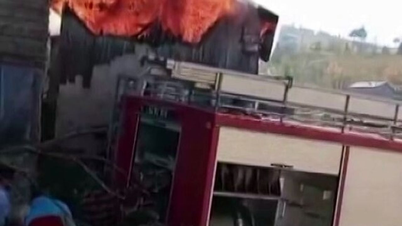 Hendek'te Ev Yangını Bitişik Samanlığa Sıçradı — Ev ve Samanlık Kullanılamaz Hale Geldi