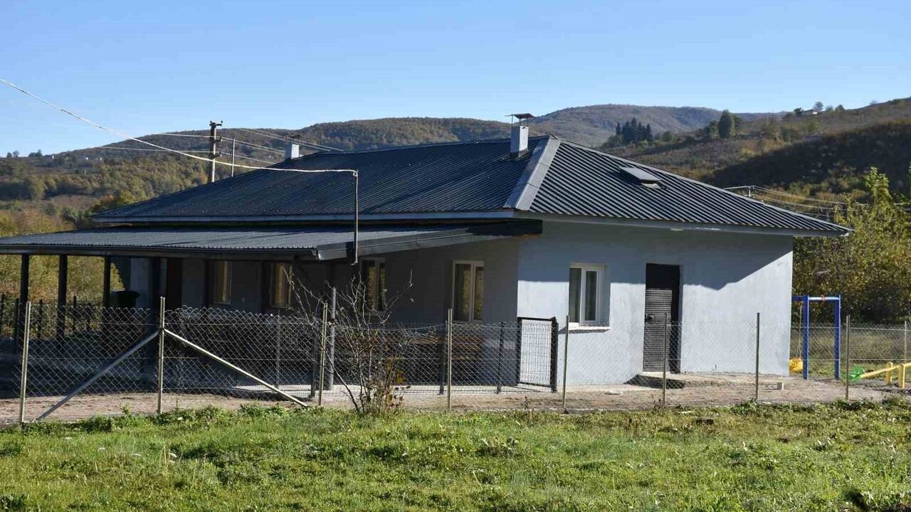 Hendek’te mahalle imecesiyle atıl okul yenilendi; toplanma alanı ve taziye evi oldu