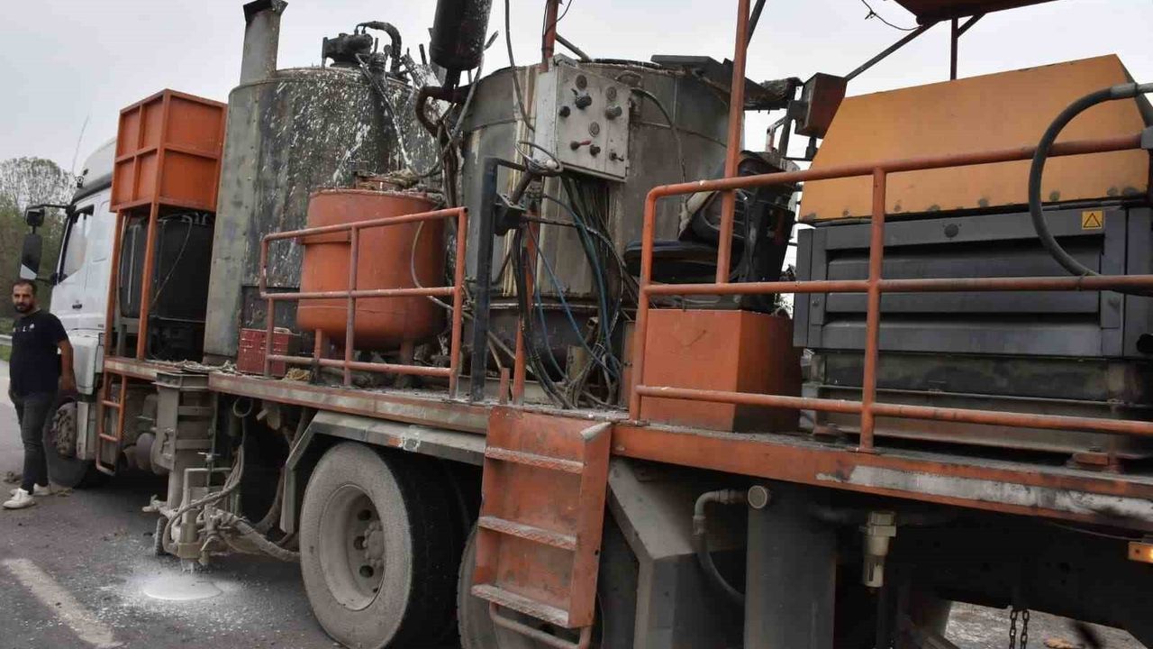 Hendek’te şerit çizme makinesi kazanı patladı: 2 işçi yaralandı