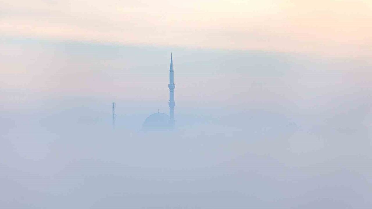 Hevsel Vadisi'ndeki Sis, Diyarbakır Minarelerini Zamansız Siluetlere Dönüştürüyor