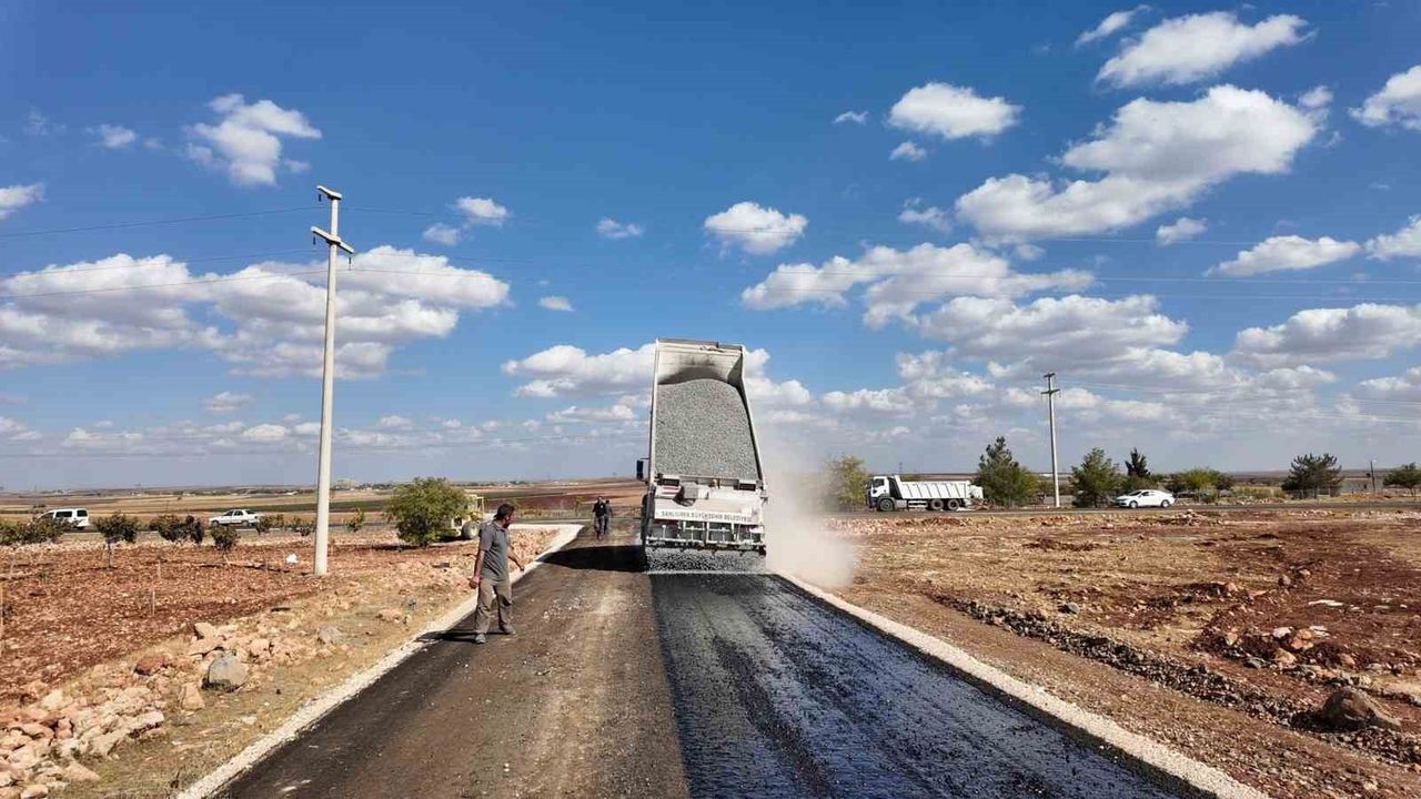 Hilvan'da 5 kilometrelik Arpalı-Geyikören-Balkı yolu sathi asfaltla yenilendi