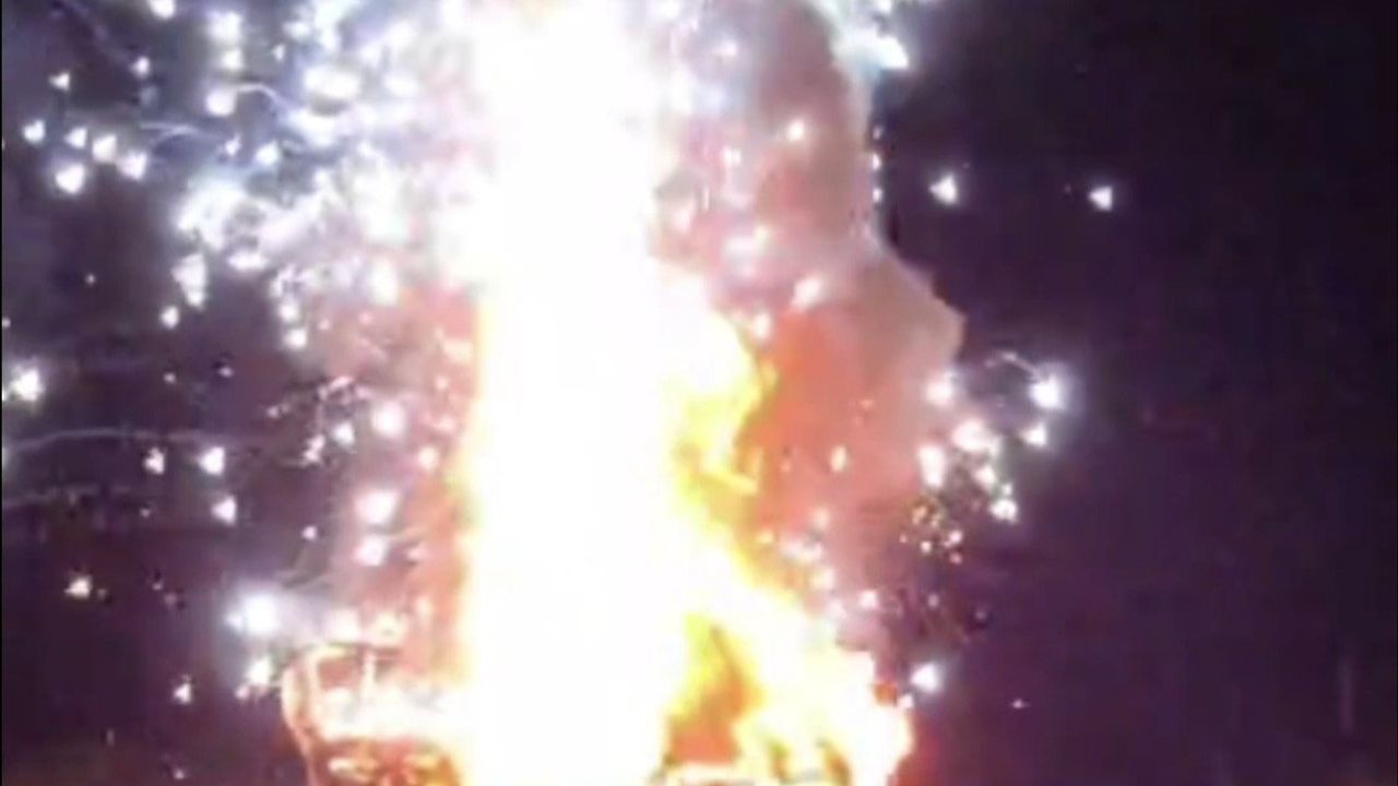 Hilvan'da Trafik Kazası Sonrası Alev Alan Otomobilde Ardışık Patlamalar Yaşandı