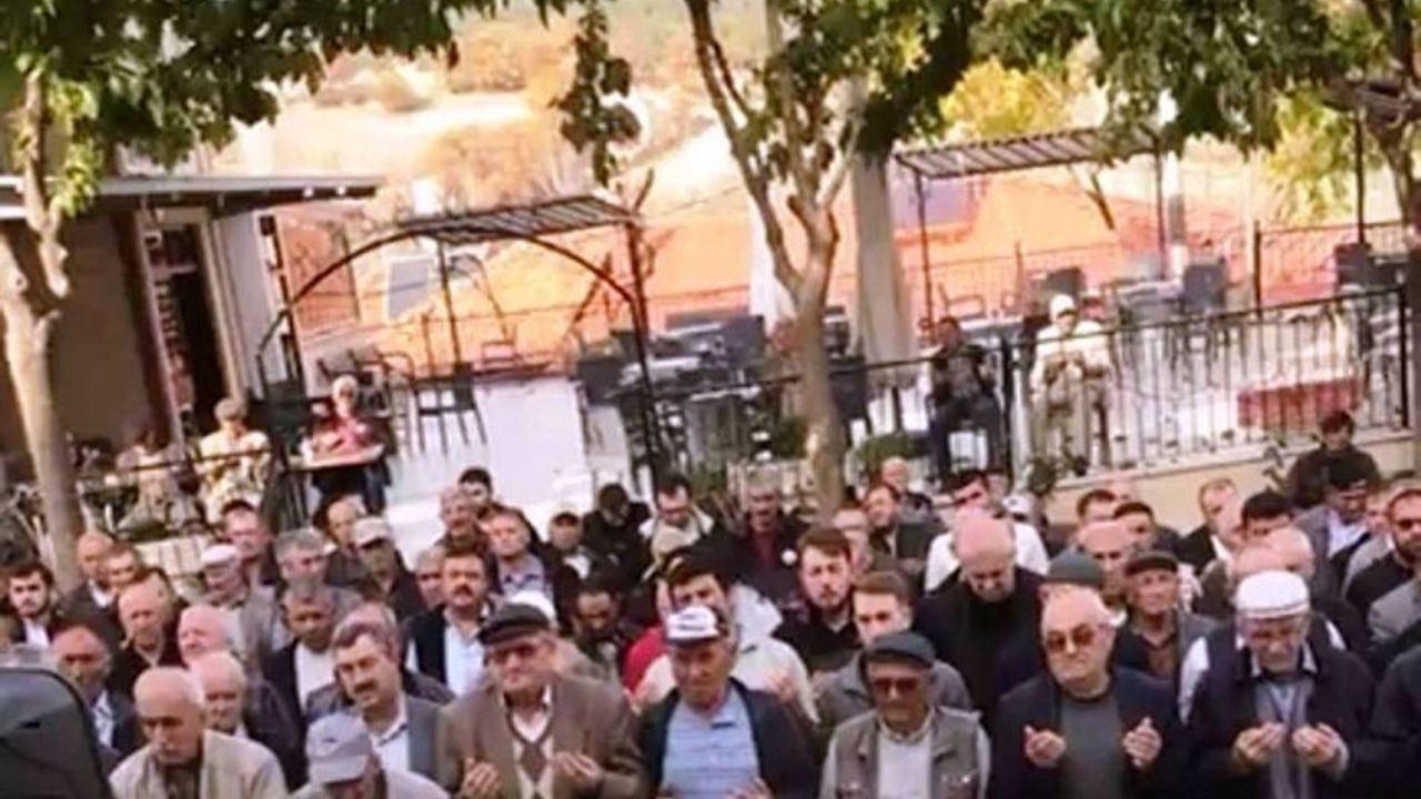 Hisarcık Hasanlar Köyü'nden 24 Kişilik Umre Grubu Dualarla Uğurlandı