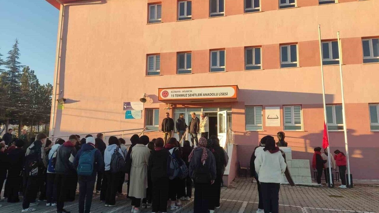 Hisarcık İlçe Milli Eğitim Müdürü Hasan Kilitci: Bayrak törenleri milli değerlerle bağımızı güçlendiriyor